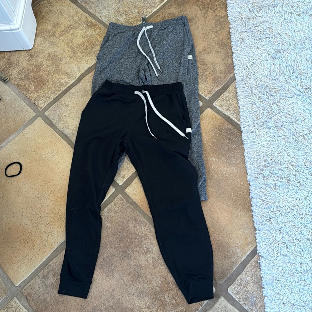 2 Vuori Joggers Black and Grey